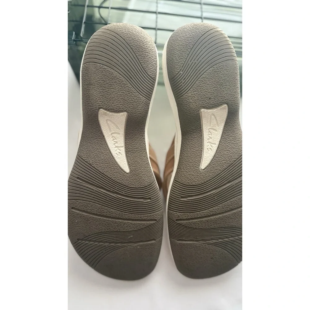 Clarks Cloudsteppers In A Size 6.5 Women's Slide with Adjustable Strap Tan Beige